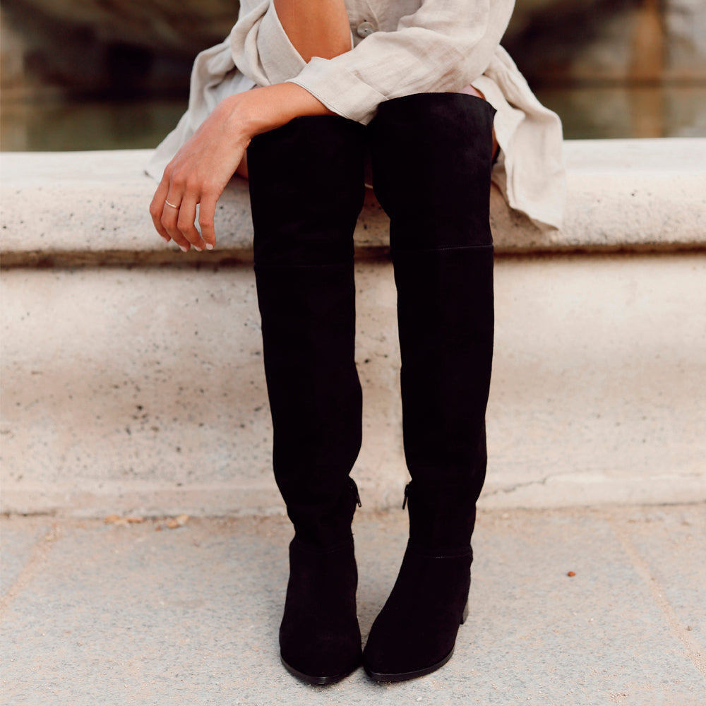 Bota alta sin tacón estilo mosquetera en ante negro muy cómoda perfecta para llevar todo el día.