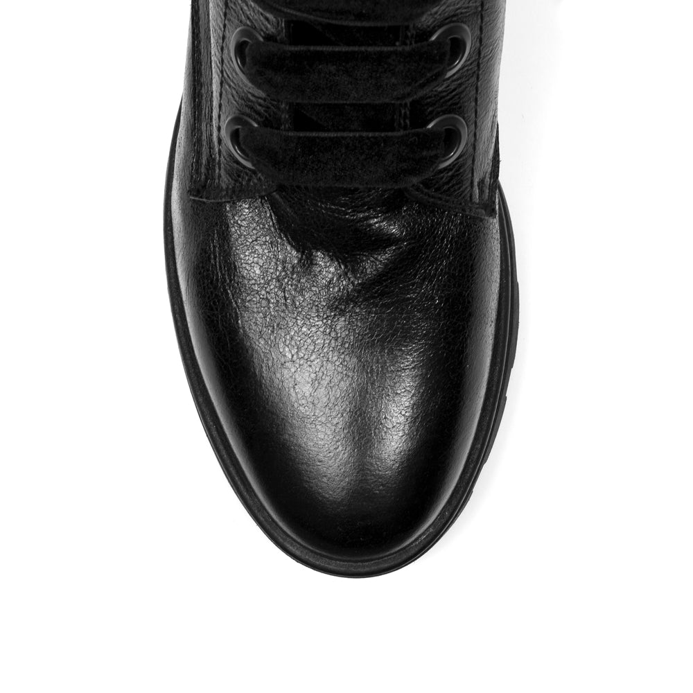 Bota mujer estilo motera en piel negra 100% Made in Spain con los mejores materiales del mercado nacional español.