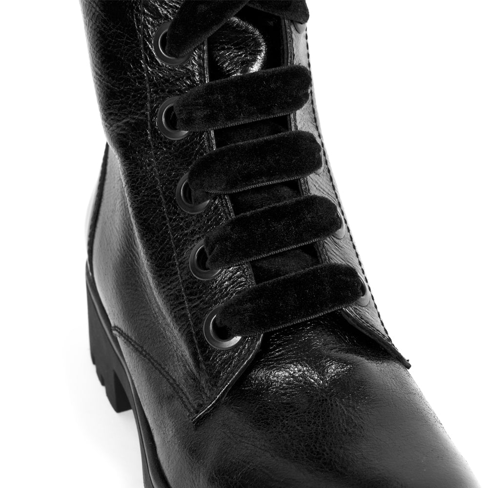 Detalle de los cordones de la Carlota de Mas34, unas botas moteras bajas para mujer