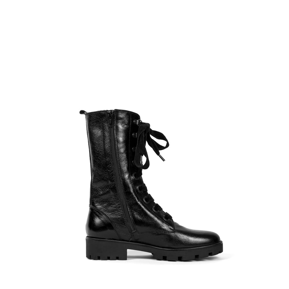 Biker boot piel negra para mujer, de caña alta que estiliza las piernas, chic y cómoda.