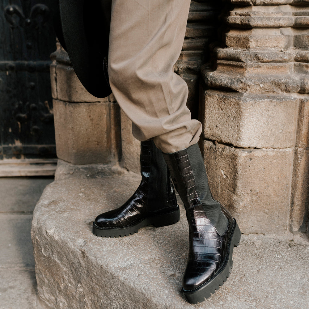 Bota motera suela track en piel coco negro muy cómoda perfecta para andar todo el día.