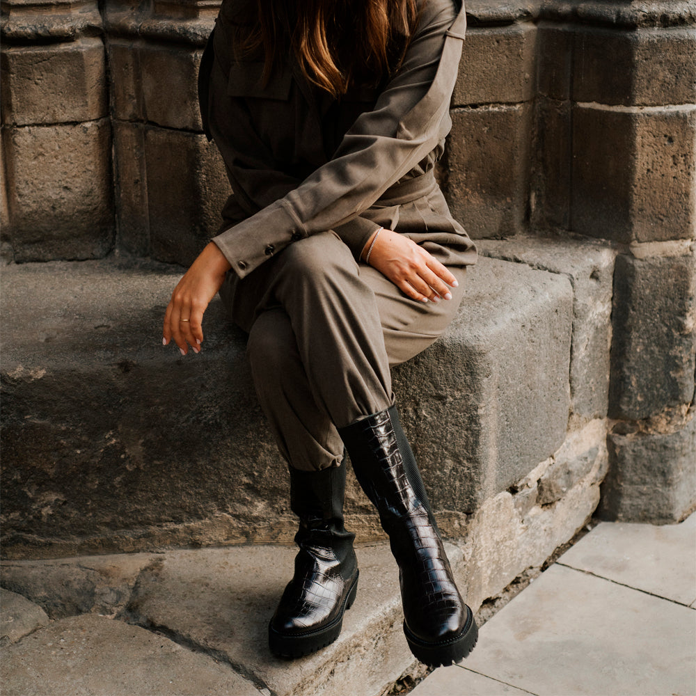 Bota motera chic y elegante, combina con todos los looks temporada otoño invierno.