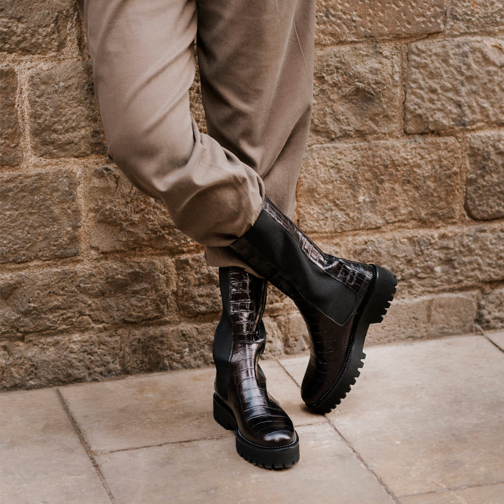 Bota motera plana con suela track ligera y cómoda perfecta para llevar de viaje.