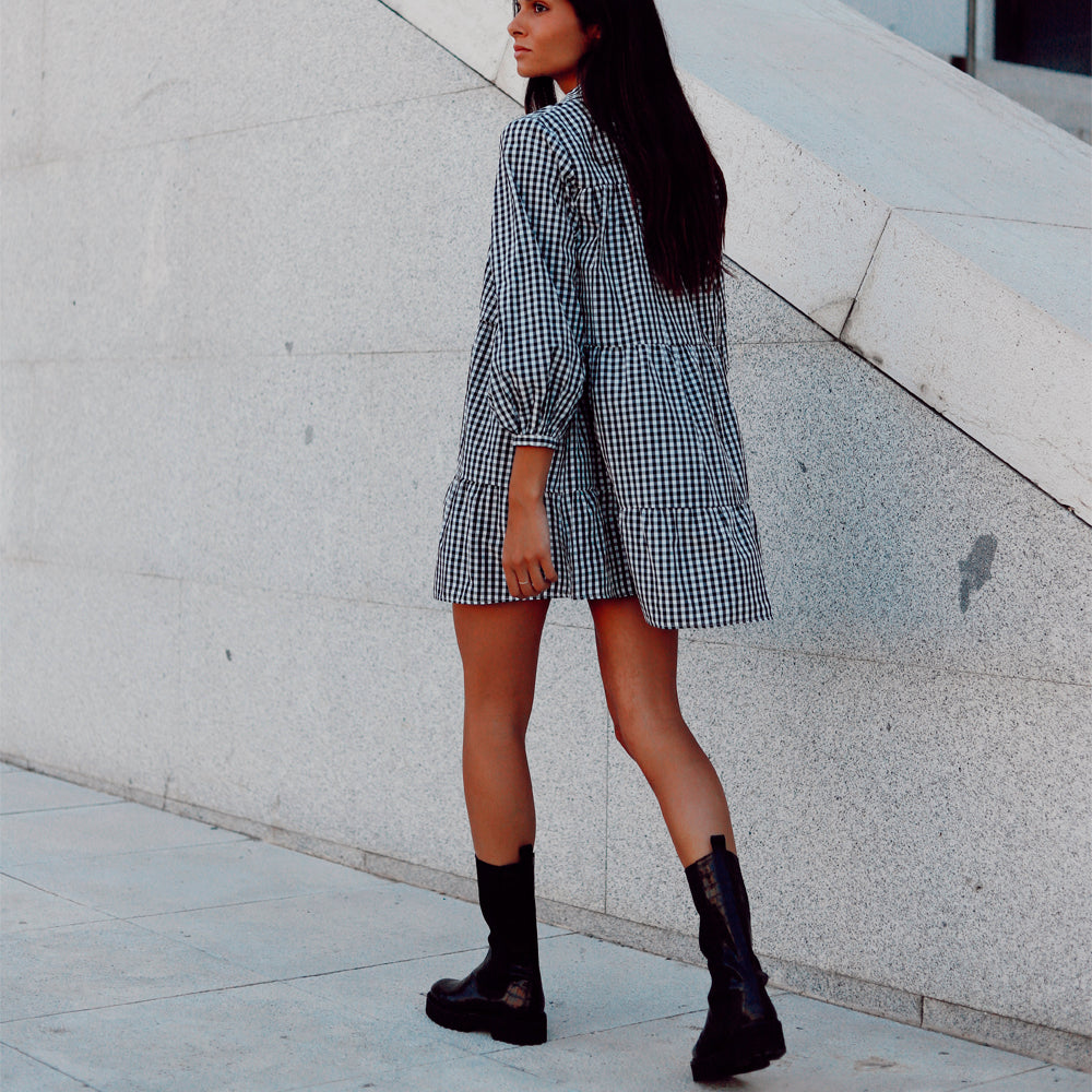 Mujer con vestido de verano combinado con botas moteras en color negro y tacón de 4 cm