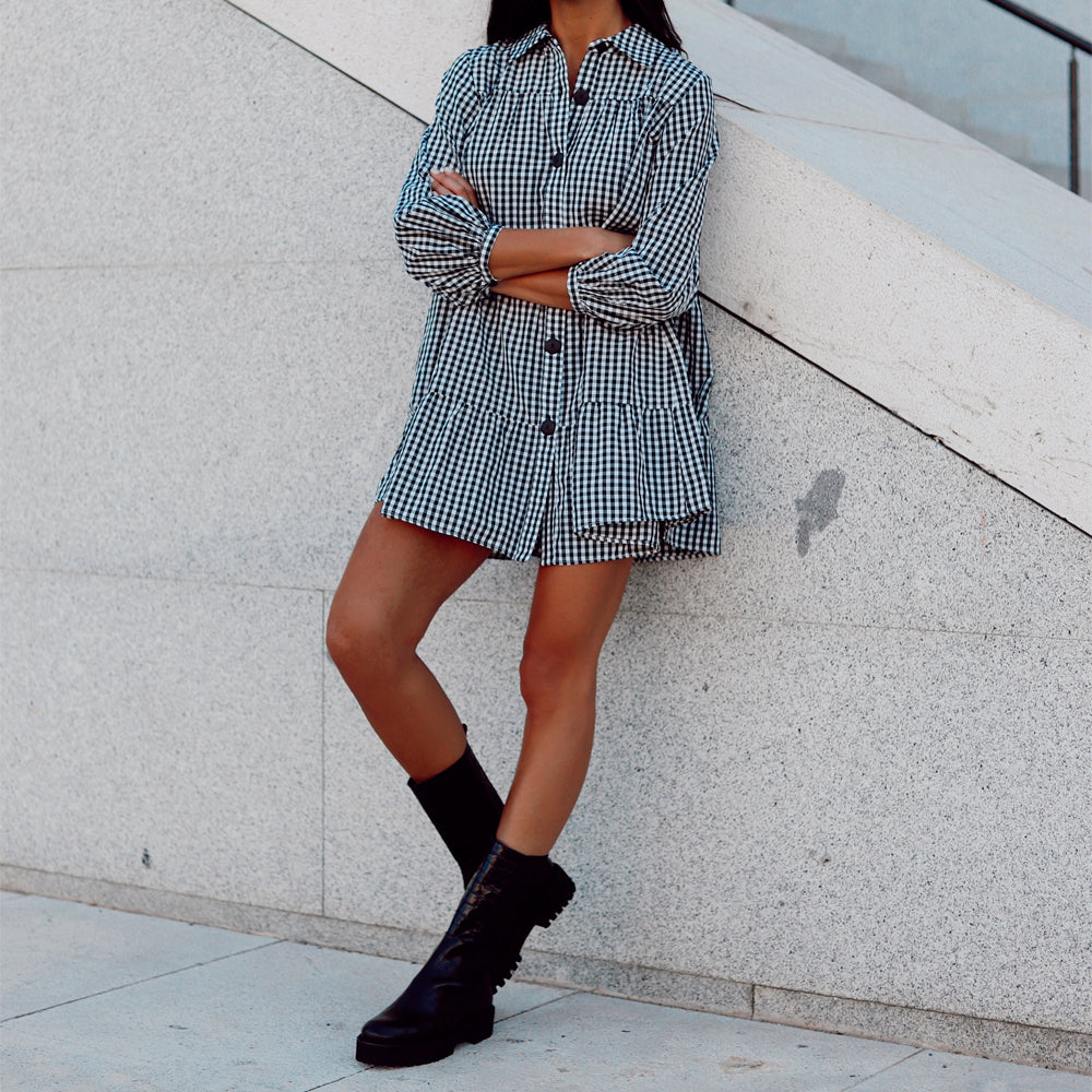 Street style con bota motera con suela track en piel efecto coco negro.