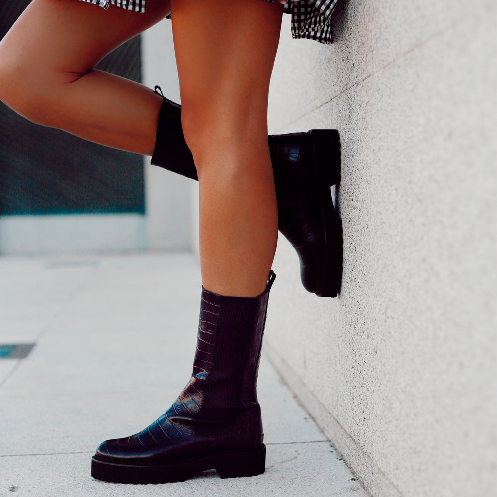 Bota motera para chica suela track en piel efecto coco negro, muy ligera no pesa nada super cómoda para andar todo el día.