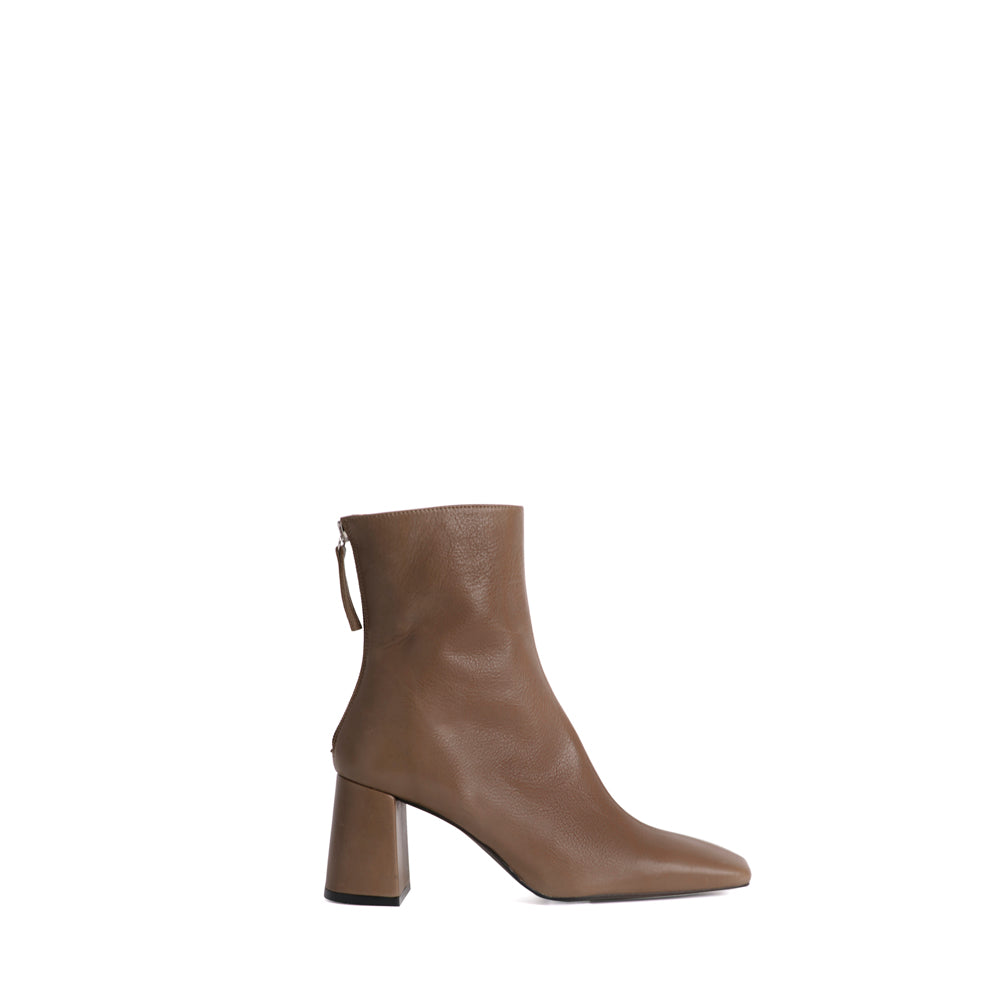 Botín piel kaki con tacón 6cm muy cómodo perfecto para llevar todo el día y toda la noche.