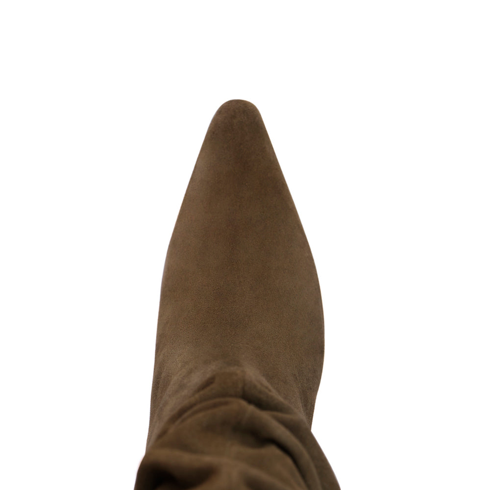 Botín en ante kaki con punta pronunciada muy elegante y chic.