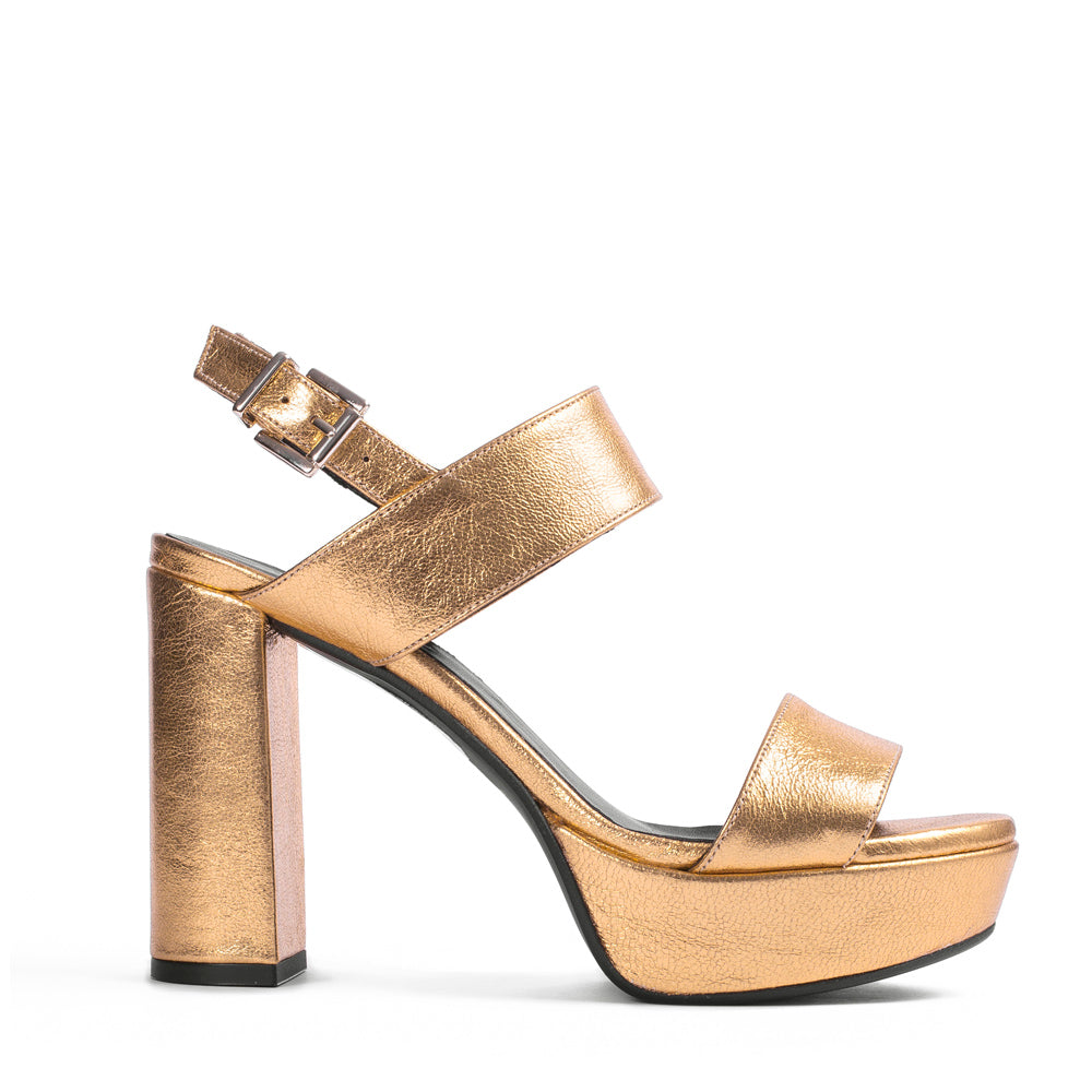 Sandalia tacón grueso con plataforma en piel oro muy cómoda y elegante.