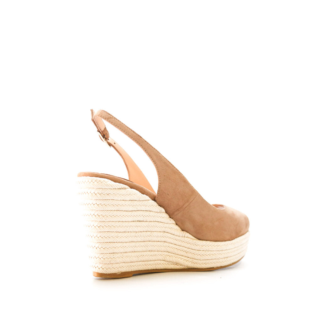 Cuñas para invitada de boda en ante natural beige