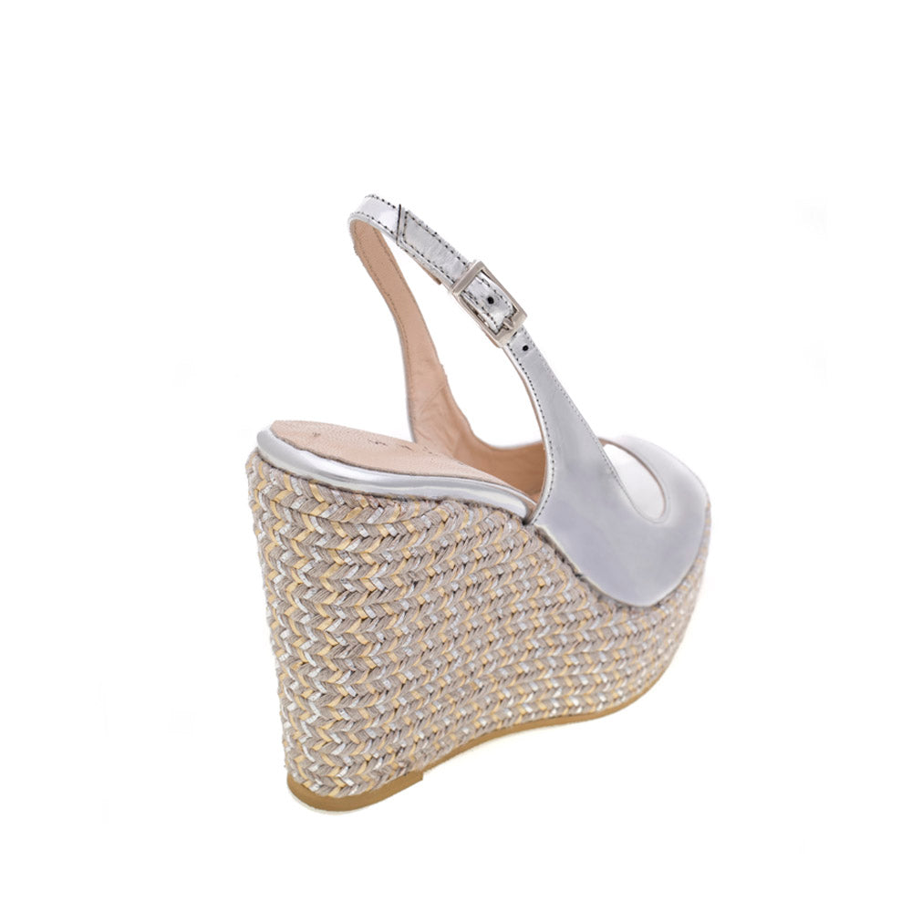 Cuñas plateadas para novias elegantes y cómodas