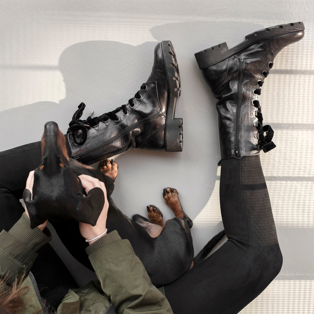 Bota motera mujer suela track muy ligera no pesa nada en piel negra y agujetas terciopelo