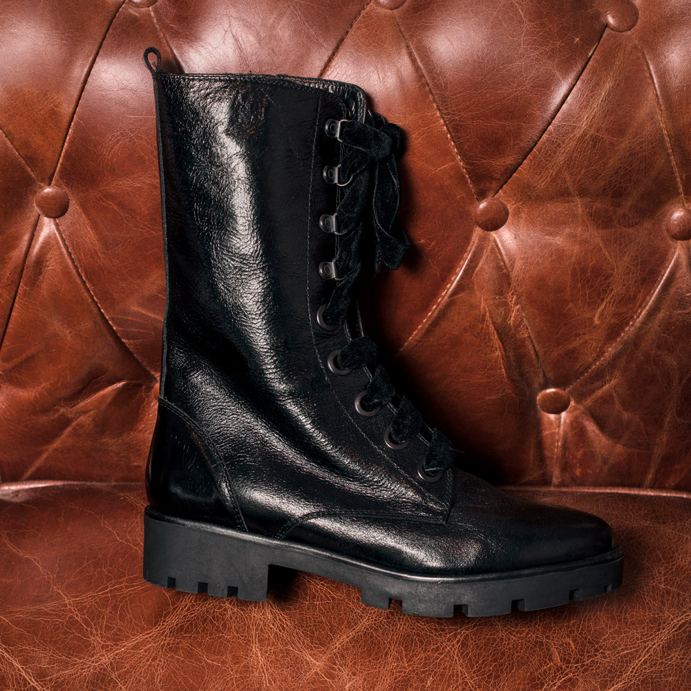 Bota motera mujer para gemelo ancho pierna gorda en piel negra.