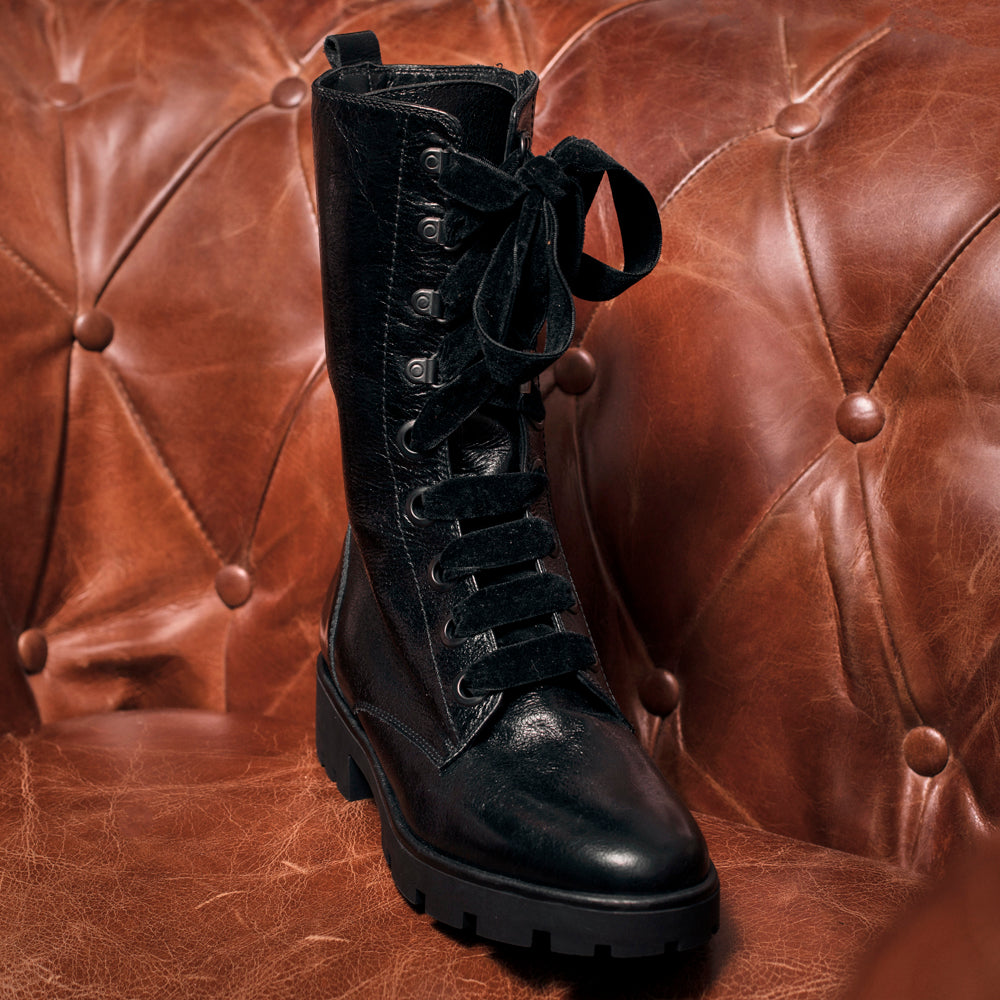 Bota motera mujer elegante en piel negra con suela track ligera que no pesa nada.