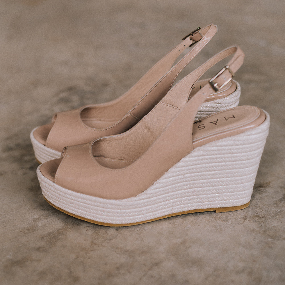 Cuñas peep toe en charol nude beige