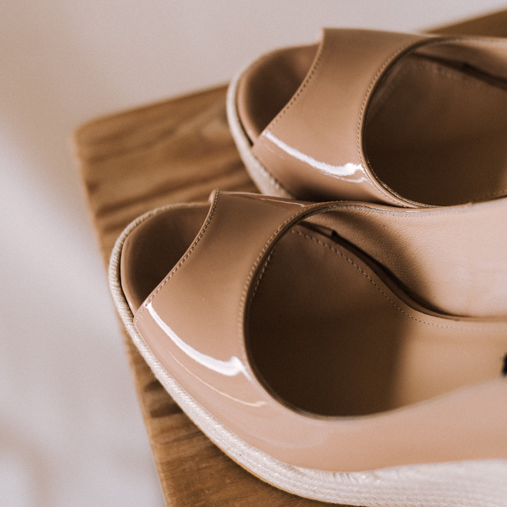 Cuñas para bautizos y comuniones en charol nude