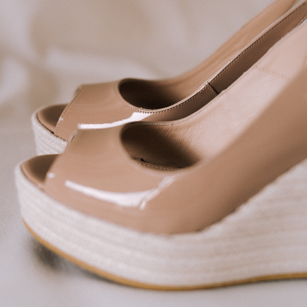 Cuñas elegantes y cómodas para eventos formales en charol nude beige