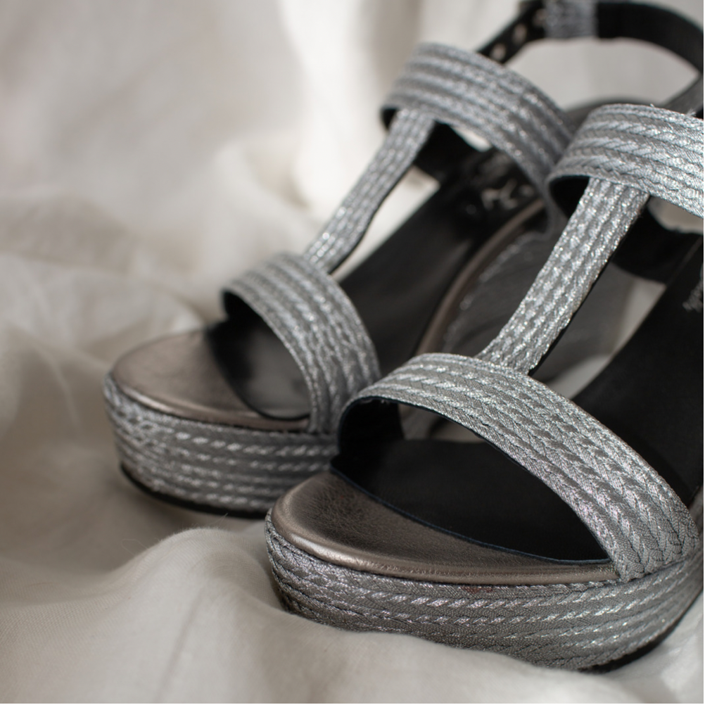 Cuñas plateadas elegantes y muy cómodas para bodas, bautizos y comuniones