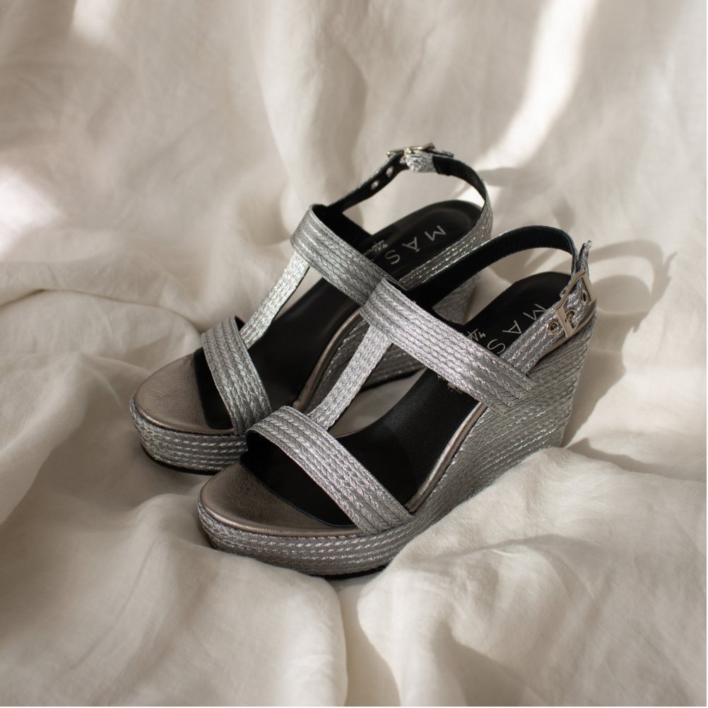 Cuñas de fiesta elegantes plateadas muy cómodas