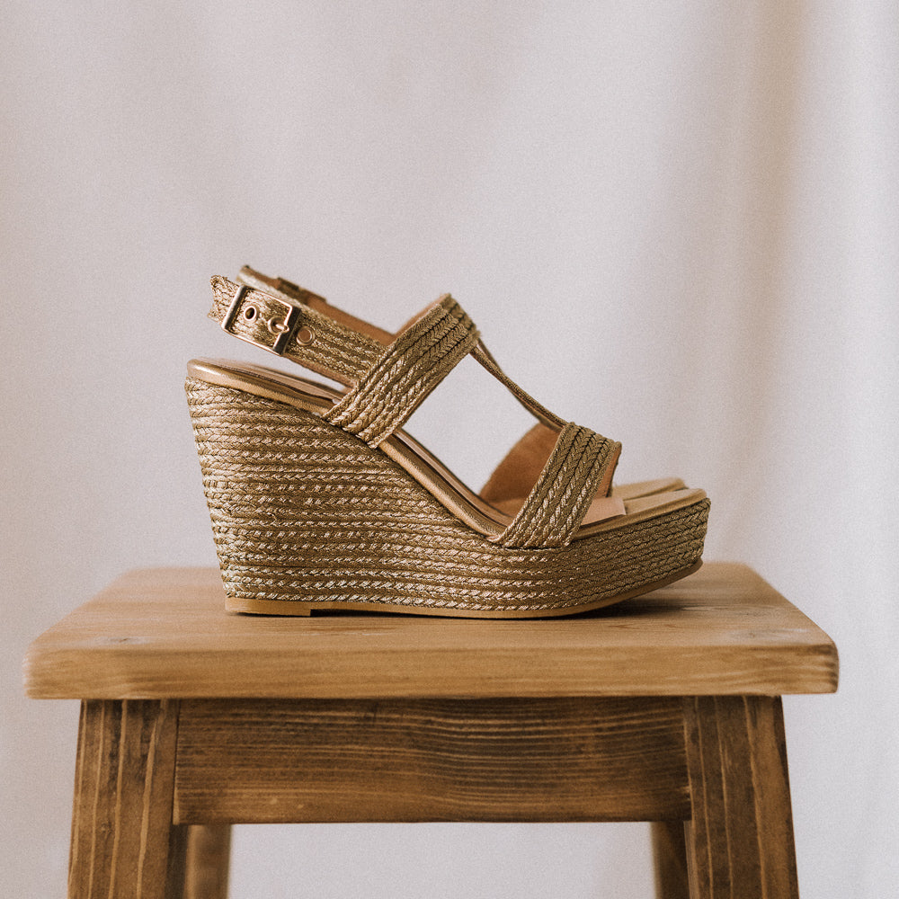 Cuñas doradas cómoda y elegante