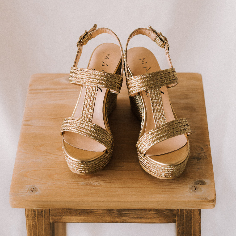 Cuñas para invitada de boda doradas