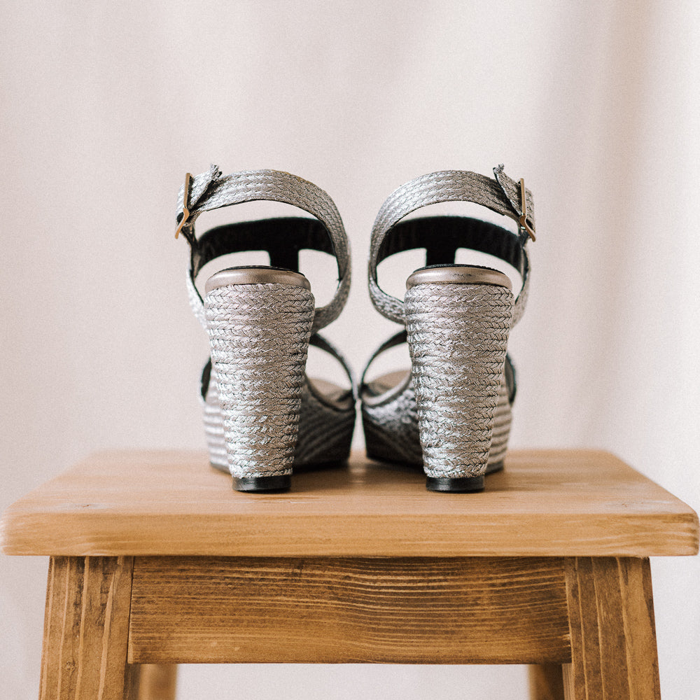 Cuñas plateadas cómoda y elegante