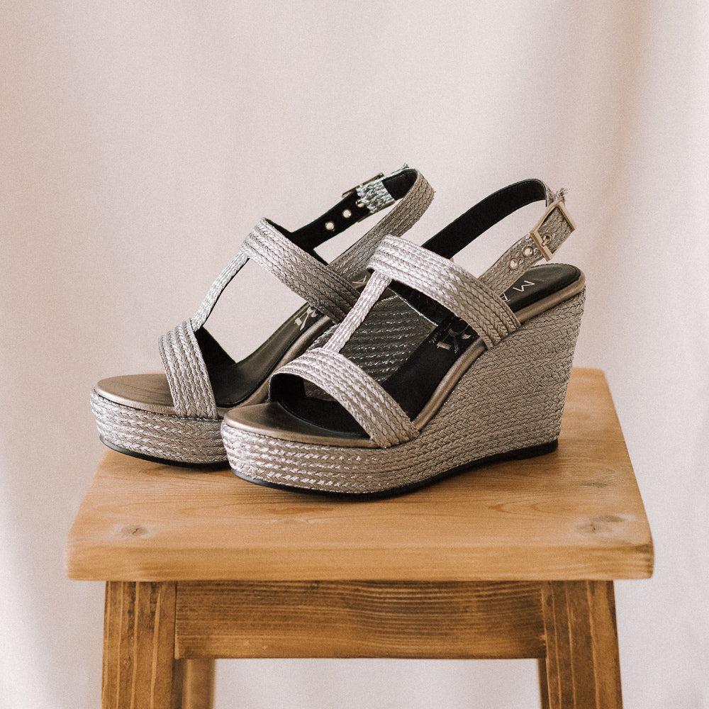 Alpargatas invitada de boda plateadas