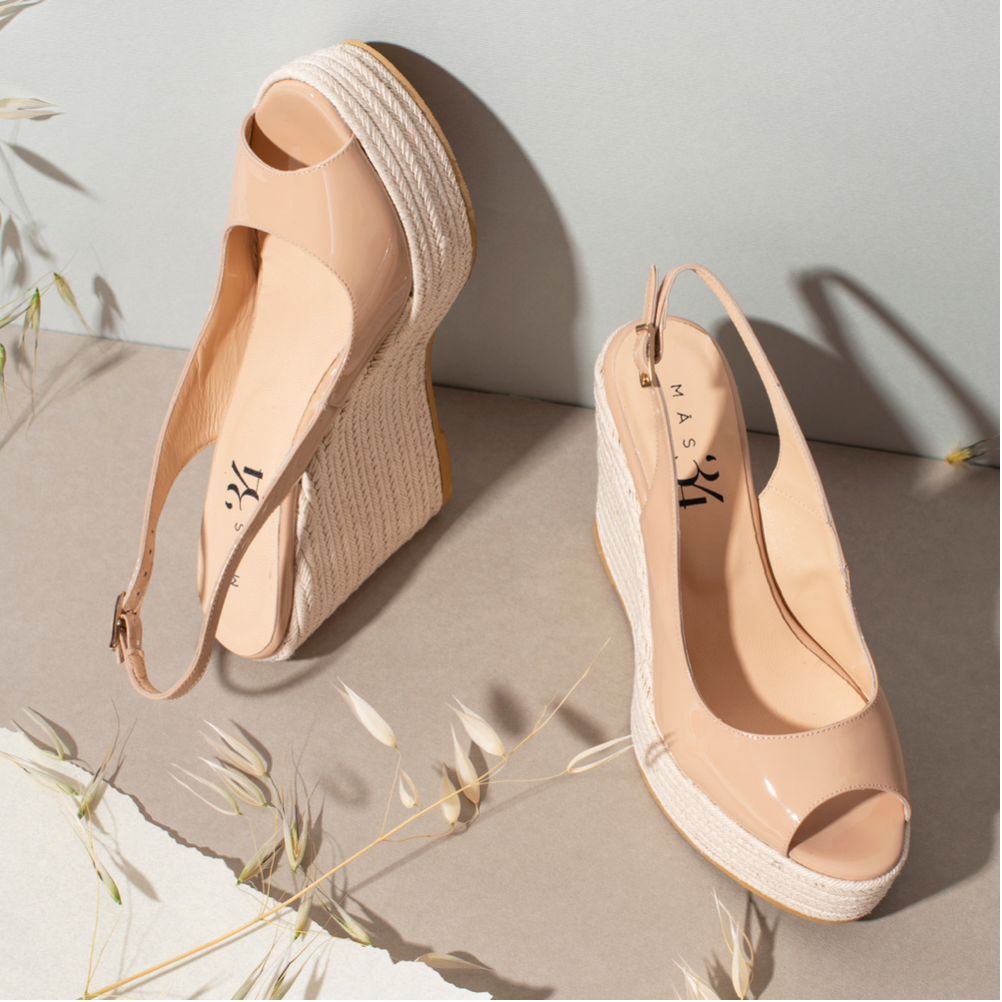 Cuñas elegantes de mujer para fiestas en charol nude