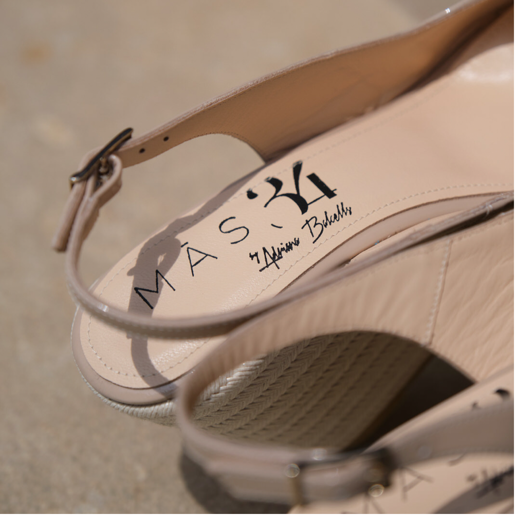 Cuñas de fiesta con suela especial de gel que amortigua la pisada en charol nude