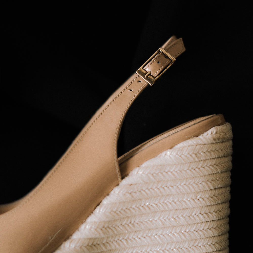 Cuñas peep toe en charol nude beige