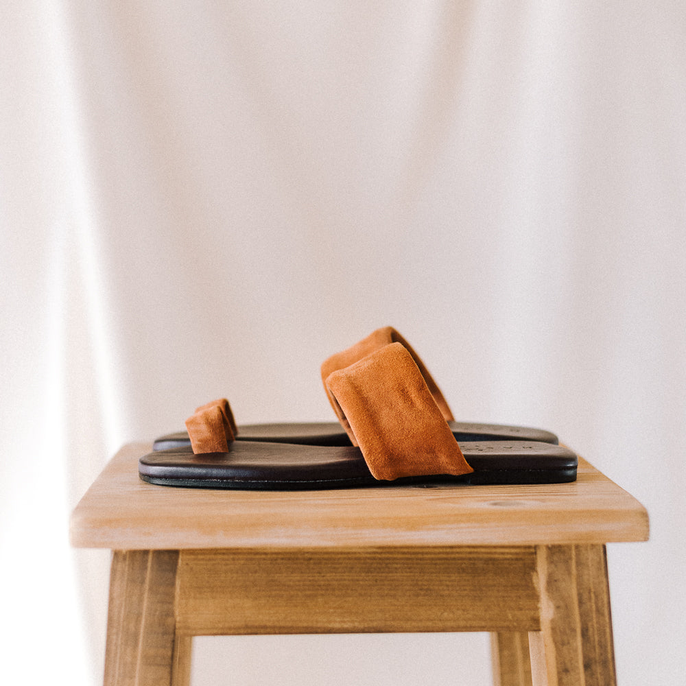 Sandalia plana verano con suela especial de gel acolchada que se adapta al pie en ante coñac