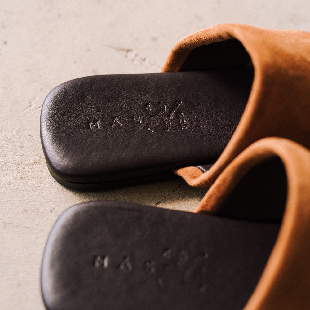 Sandalia plana mujer con aro para el dedo suela especial de gel acolchada muy cómoda en ante color coñac