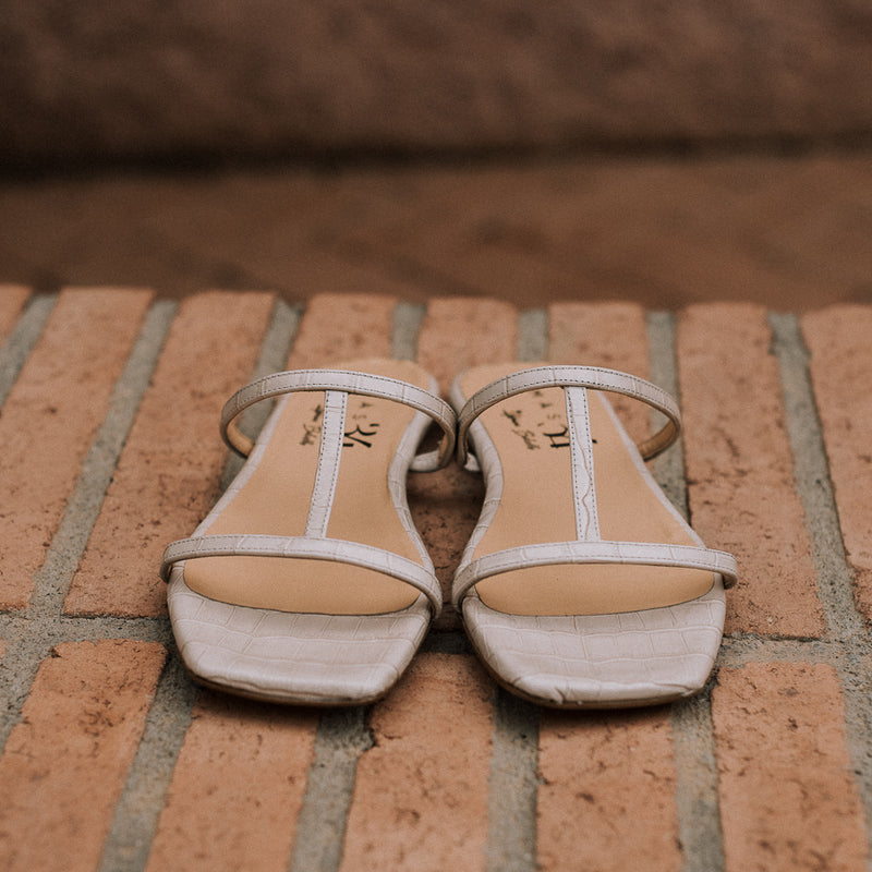 Sandalia plana de verano color nude cómoda y elegante