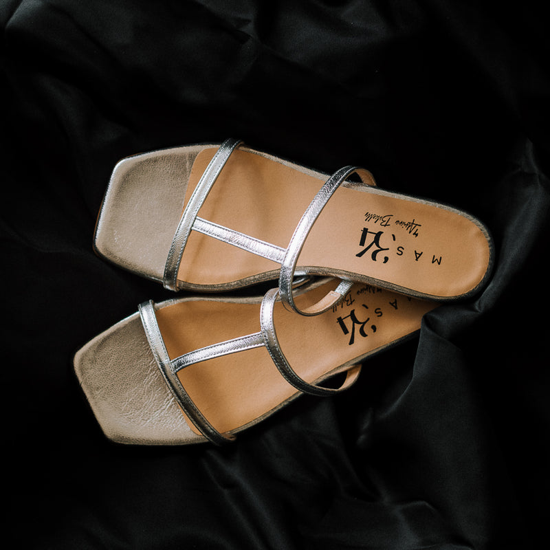 Sandalia plana de punta cuadrada elegante y cómoda en color plata