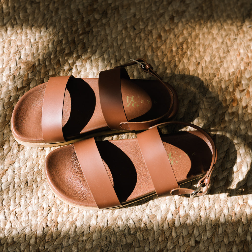 SANDALIA PLANA CARINA PIEL MARRÓN CON PLATAFORMA DE 1,5CM