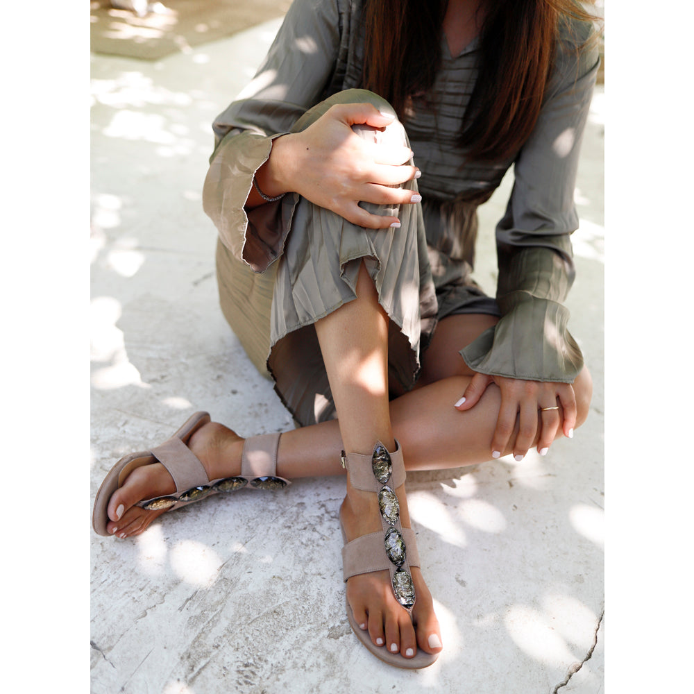 Sandalia plana mujer elegante para salir de noche color beige ante natural con piedras