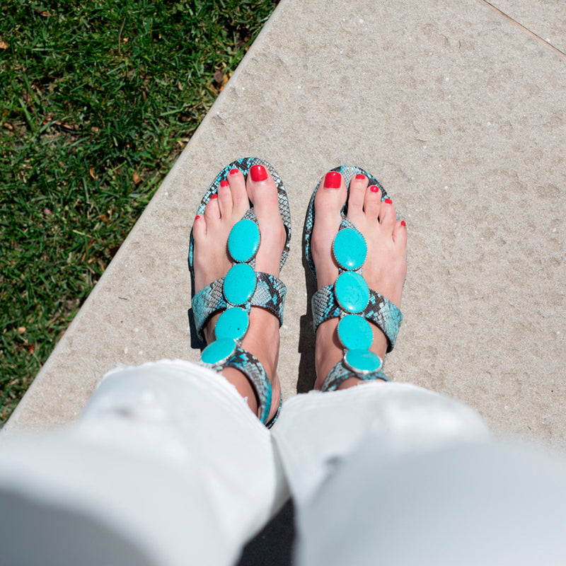 Sandalias planas de verano cómodas perfectas para andar todo el día en piel efecto pitón azul y piedras turquesas