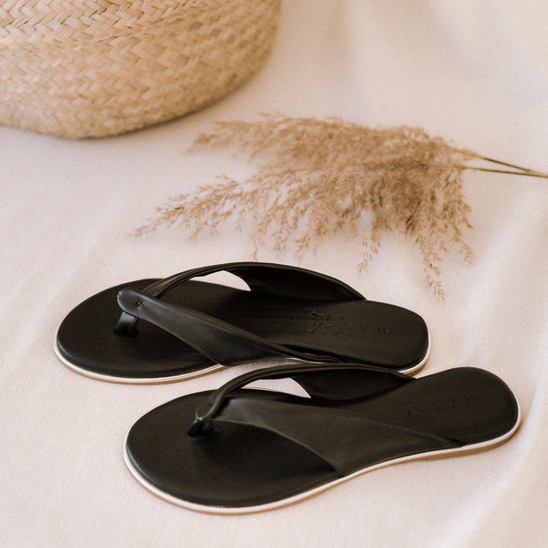 Sandalia plana de verano de punta redonda y con suela acolchada de gel muy cómoda en piel negra