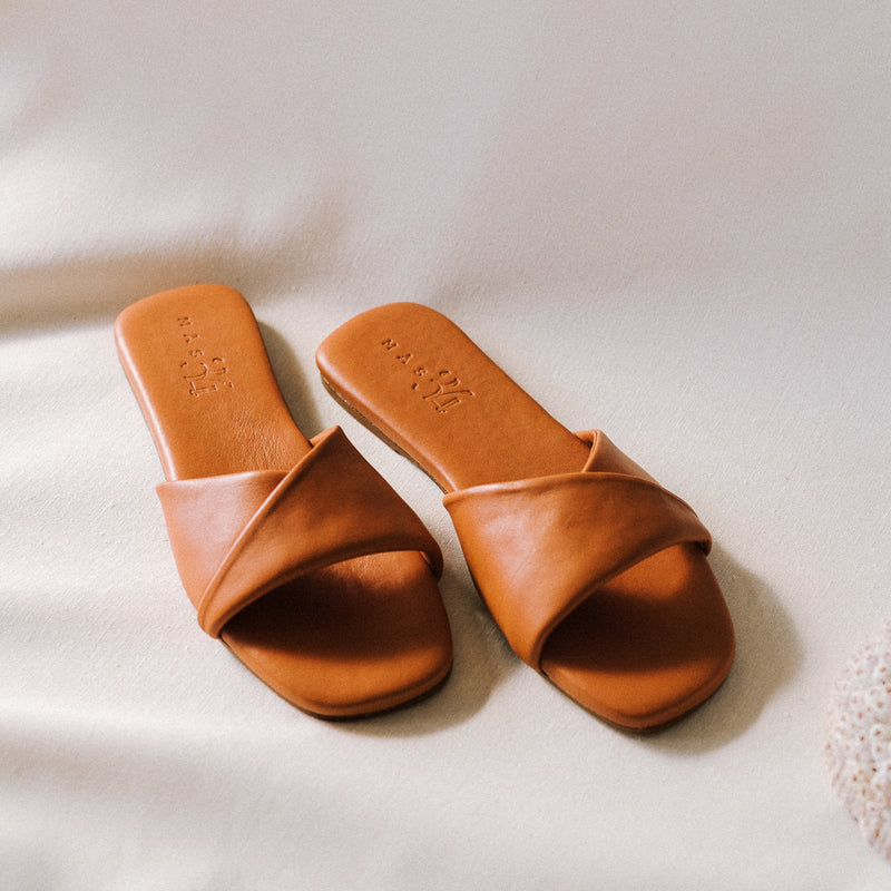 Sandalia plana estilo pala de piel muy suave y acolchada la sandalia de mujer más cómoda del mundo en color camel