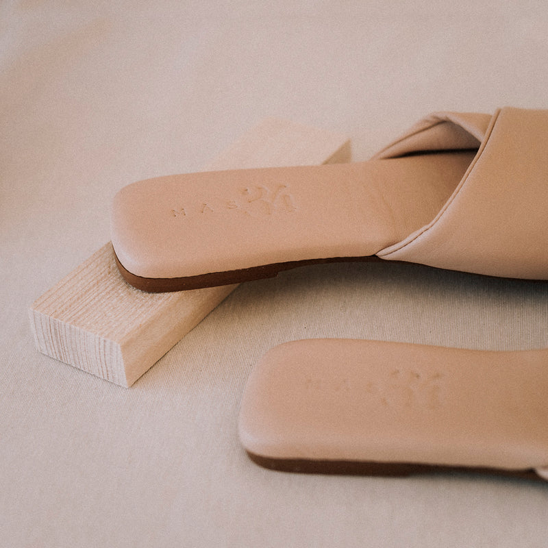 Sandalia plana de verano para mujer cómoda perfecta para llevar todo el día en piel nude
