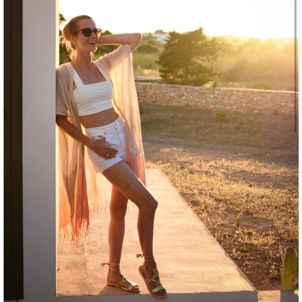 Sandalia plana dorada cómoda y elegante