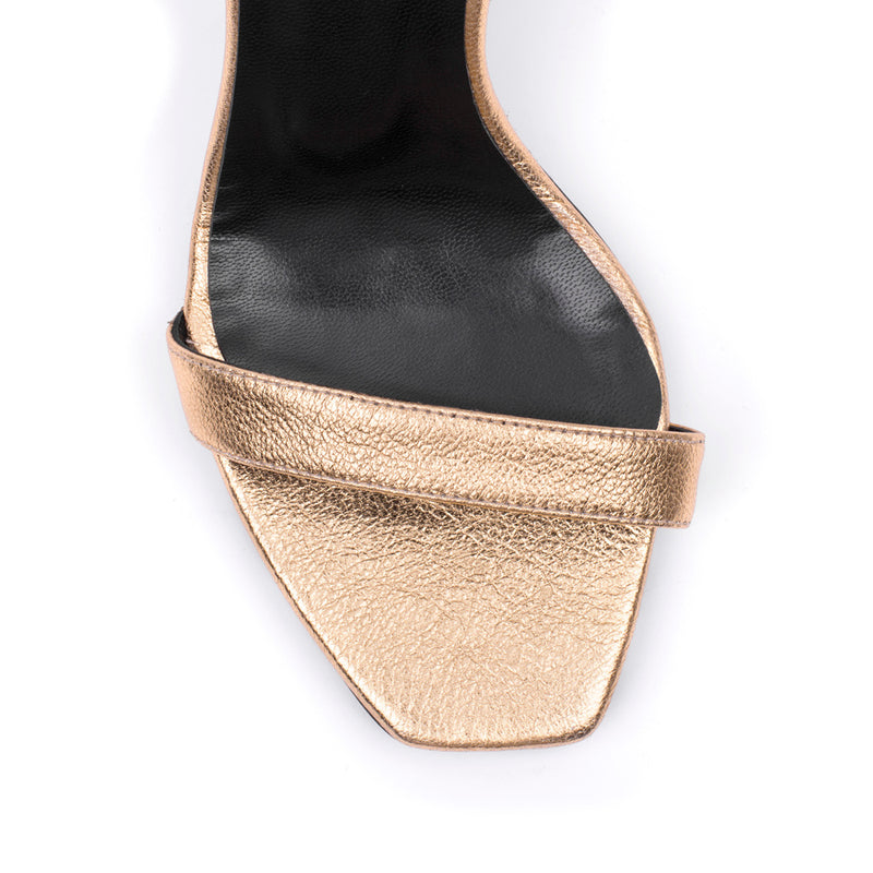 Sandalia de tacón mujer fondo de armario muy cómoda y elegante en piel oro.