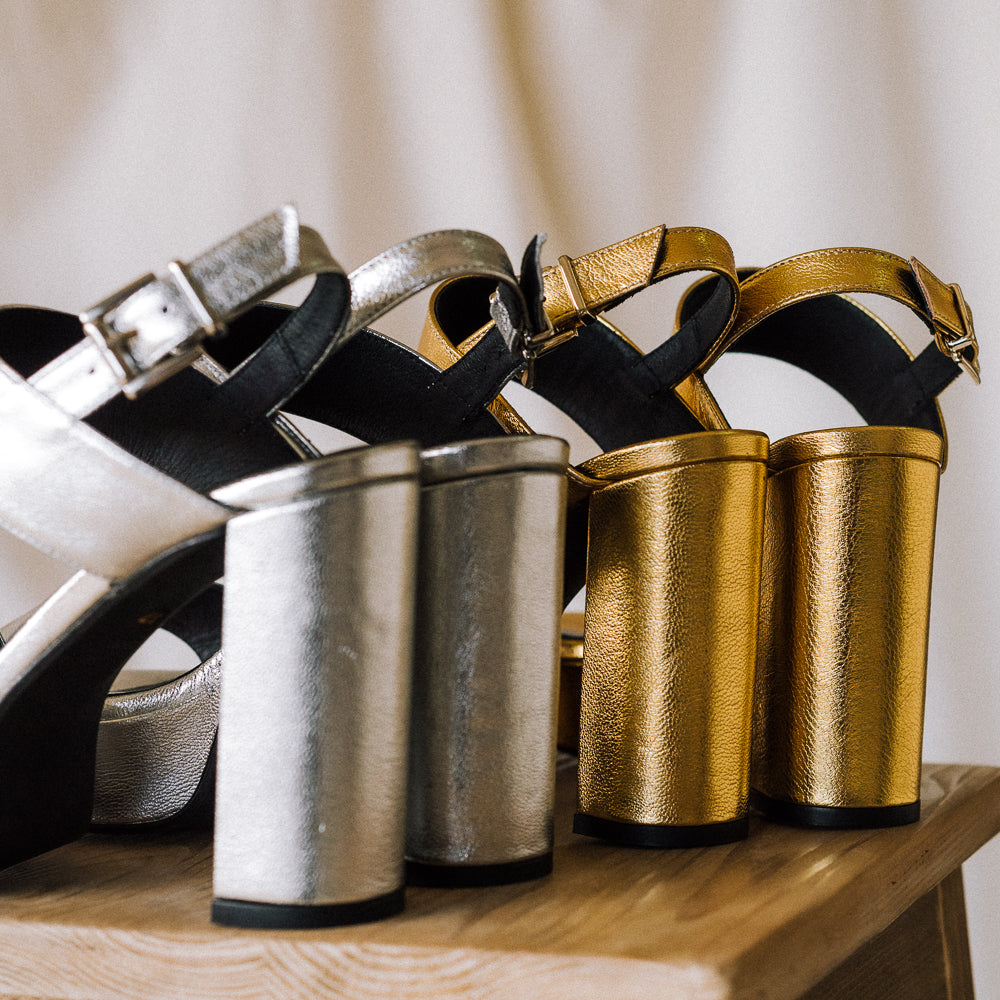 Sandalias de plataforma y tacón grueso doradas