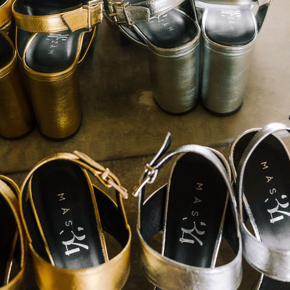 Sandalias doradas de tacon alto cómodo