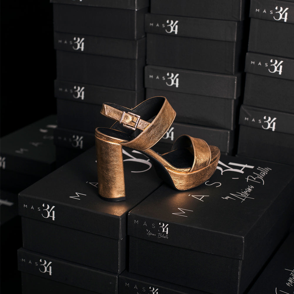 Sandalia de tacón y plataforma perfecta para eventos de bodas, bautizos y comuniones en piel oro