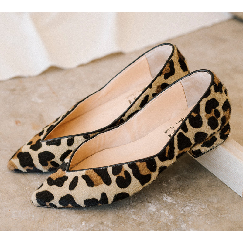 Zapato plano mujer elegante y cómodo perfecto para llevar al trabajo, despacho u oficina en piel efecto potro leopardo