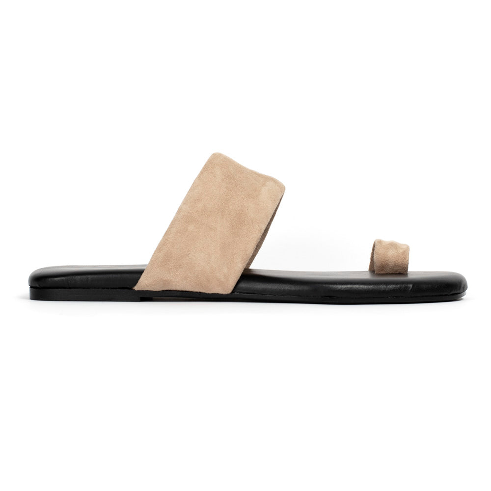 Sandalia plana verano con aro para el dedo muy cómoda perfecta para andar todo el día en color natural