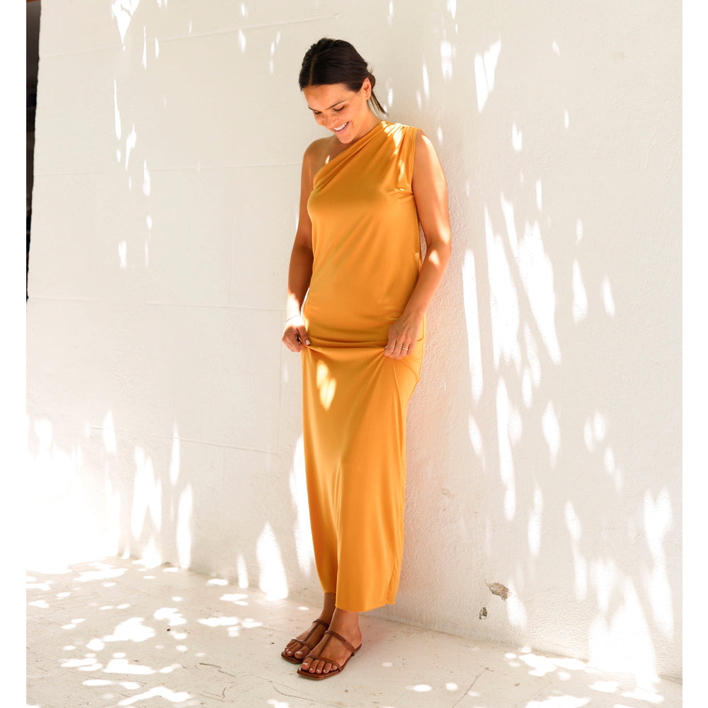 Vestido invitada perfecta de un hombro descubierto color mostaza