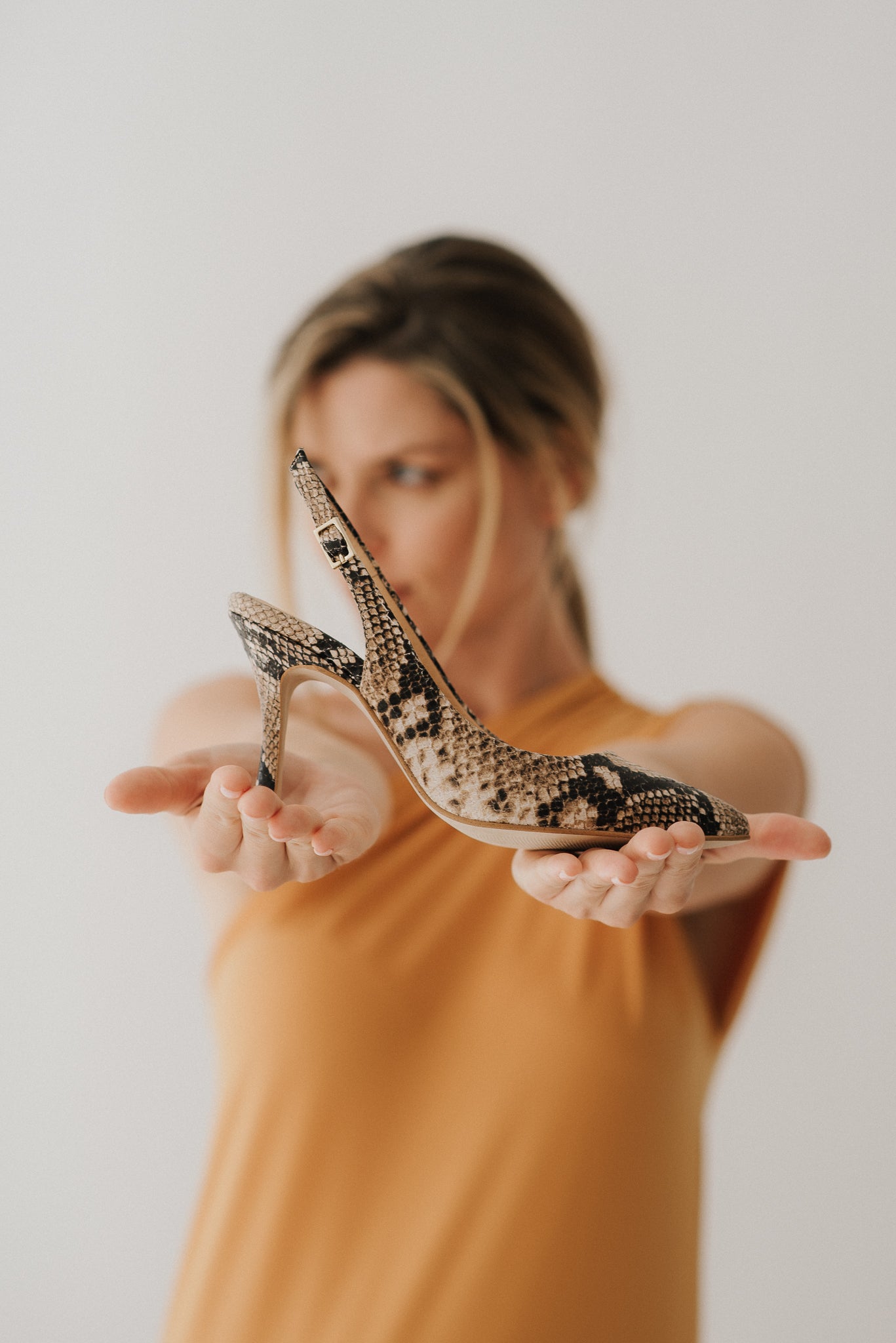 Stilettos mujer destalonados en animal print elegantes y cómodos perfectos para el diario en piel efecto pitón arena