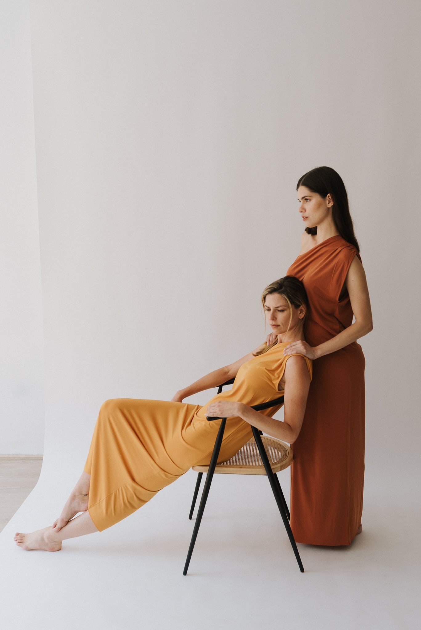 Vestido un hombro descubierto de tela elástica que no se arruga color mostaza y teja